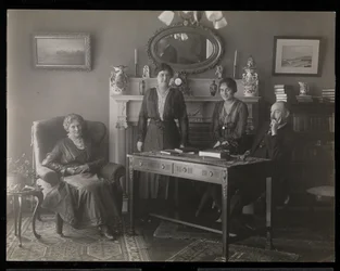 Portrait du dentiste Dr. Gibson et de trois femmes dans sa résidence, c.1905